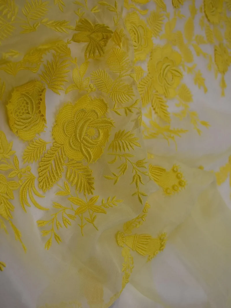 Organza di seta ricamata floreale