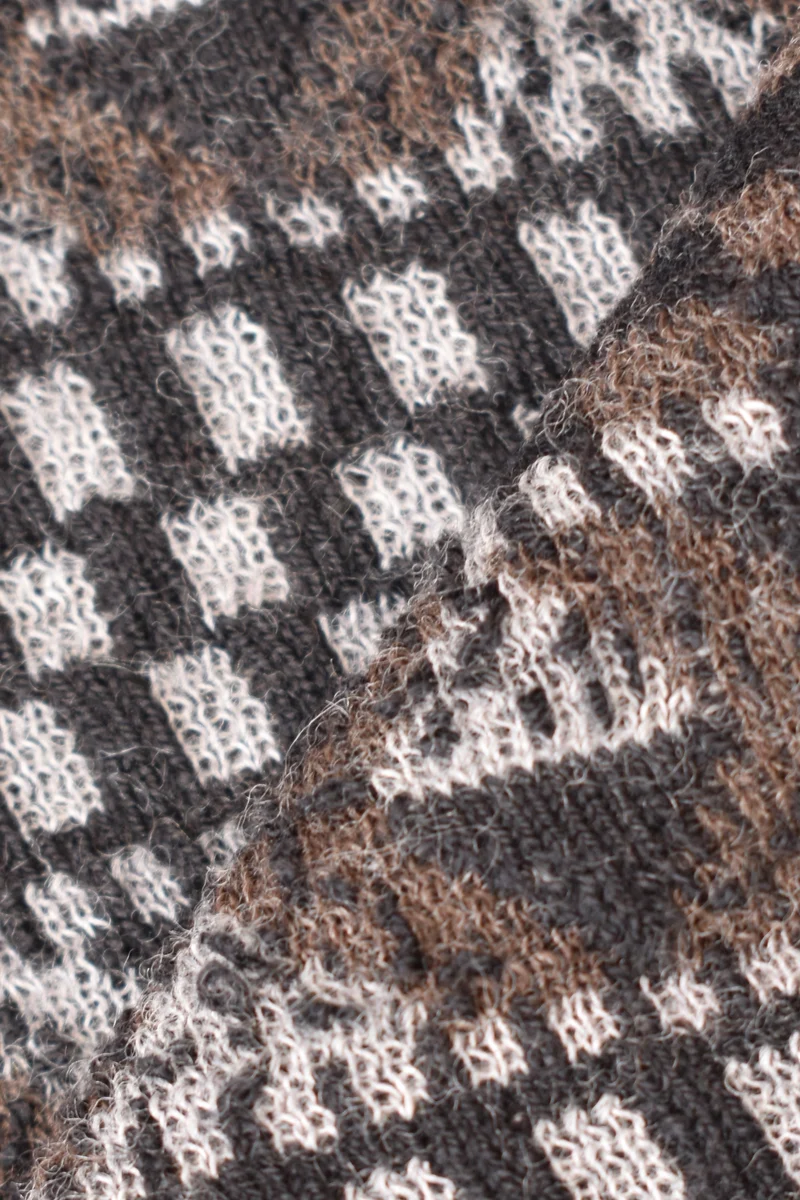Maglia misto lana e cotone a fantasia geometrica, tinto in filo.