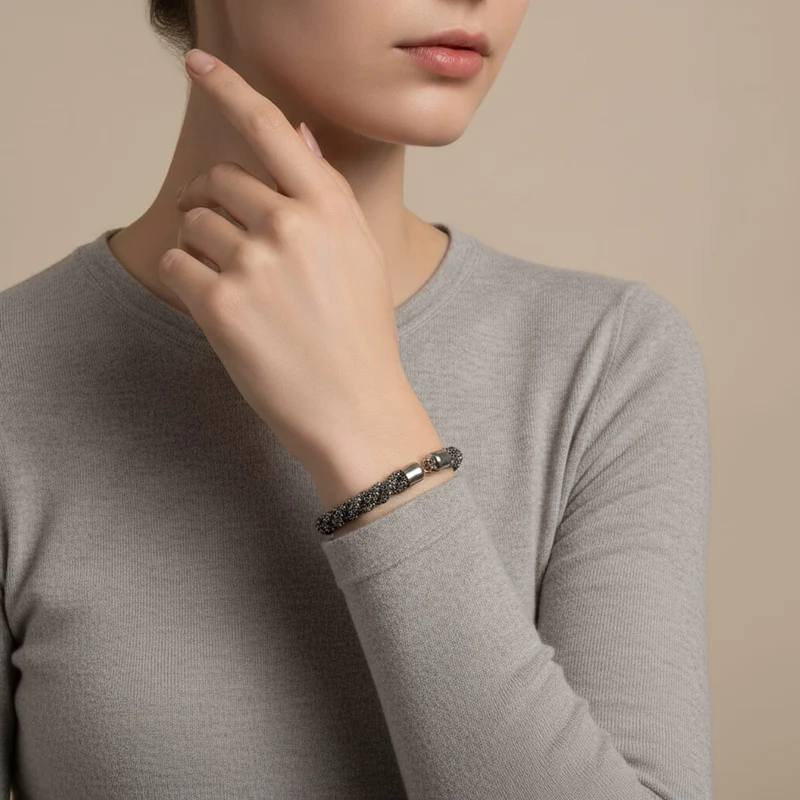 Bracciale tubolare con strass intrecciati - Nero