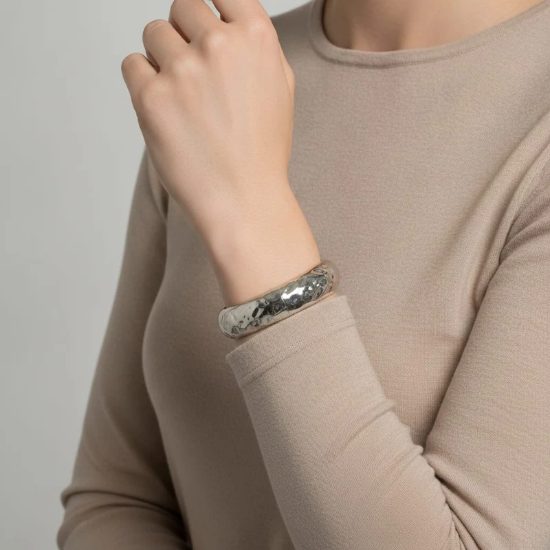 Bracciale rigido con rombi martellati - Argento