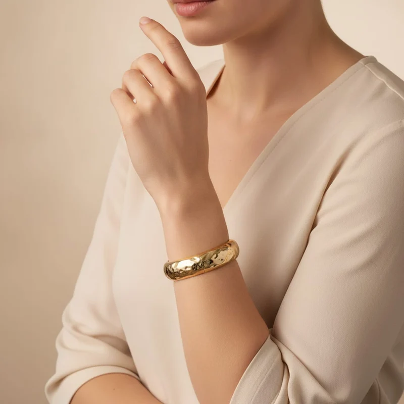 Bracciale rigido con rombi martellati - Oro