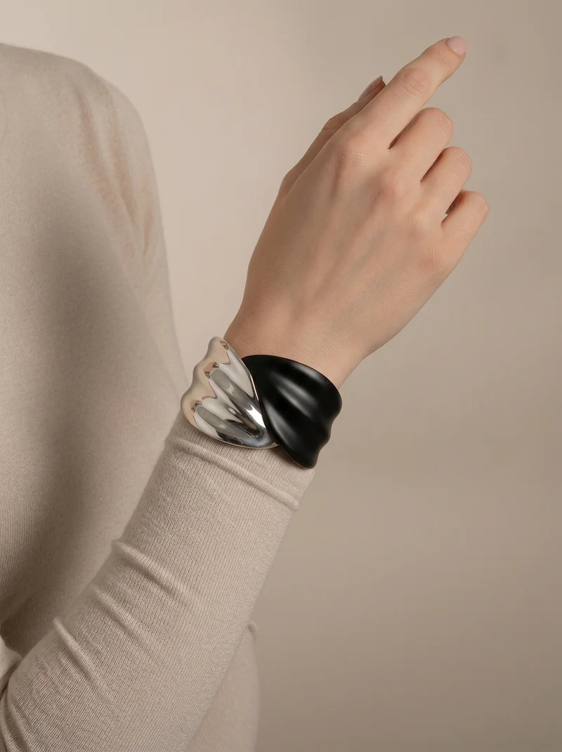 Bracciale rigido bicolor con foglie - Nero