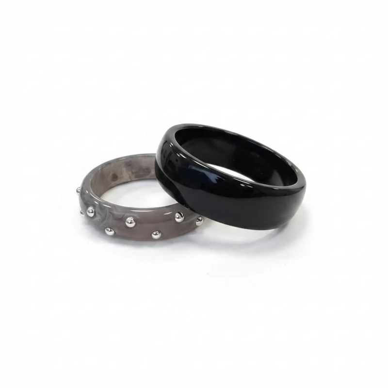 Bracciali rigidi in plastica con borchie - Nero