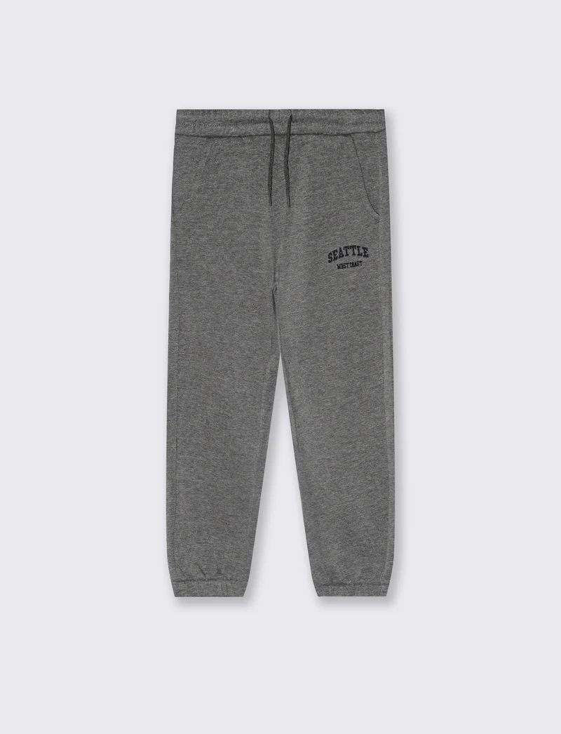 Jogger college con ricamo e tasche - Grigio mel.