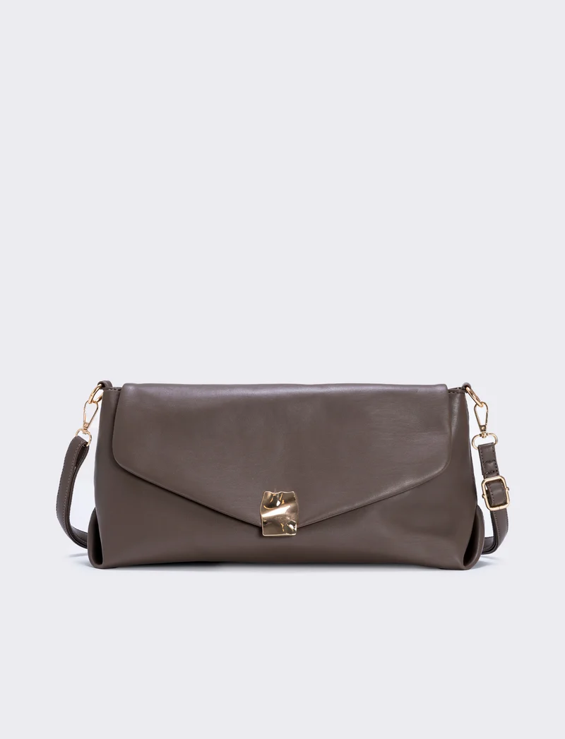 Pochettone effetto pelle con patta - Grigio fango