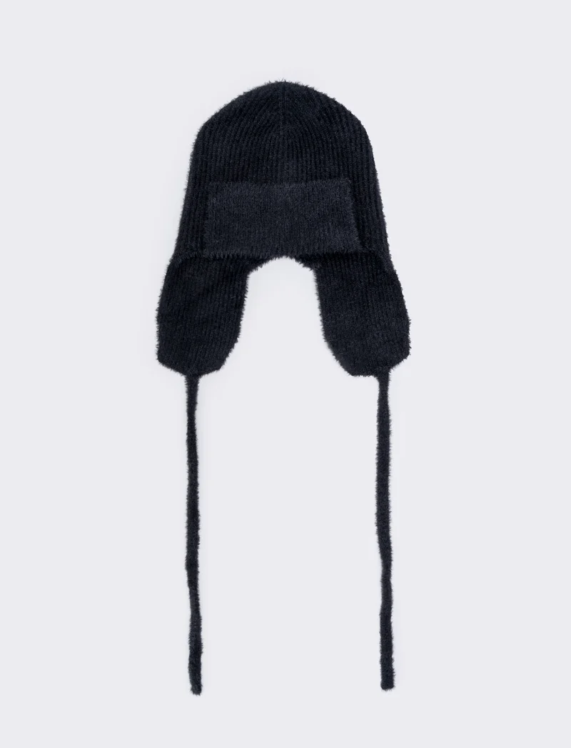 Cappello con laccetti e copriorecchie - Nero