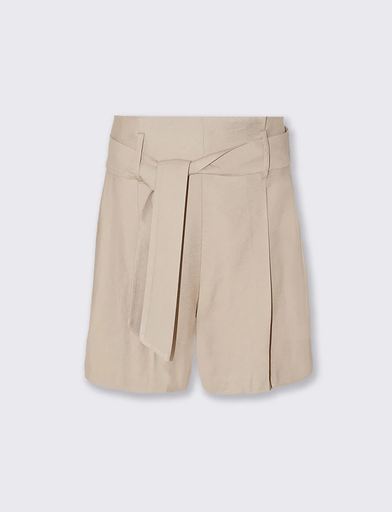 Pantaloncini in tessuto con pinches e cintura - Beige