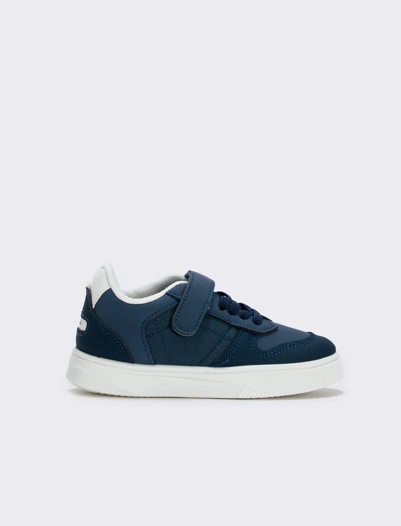Sneakers da bambino con lacci e strappi - Blu