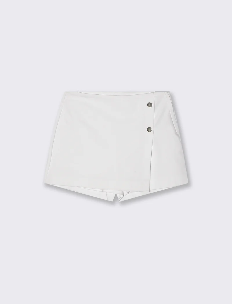 Short con pannello e bottoni decorativi - Bianco