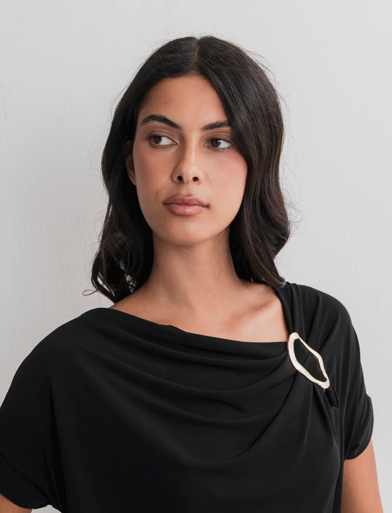 T-SHIRT CON FIBBIA - Nero