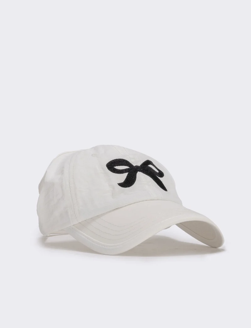 Cappello tecnico aperto dietro con fiocco - Bianco