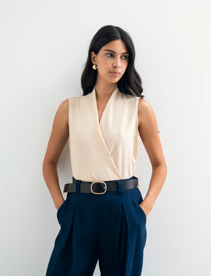 Top smanicato con scollo a V - Beige