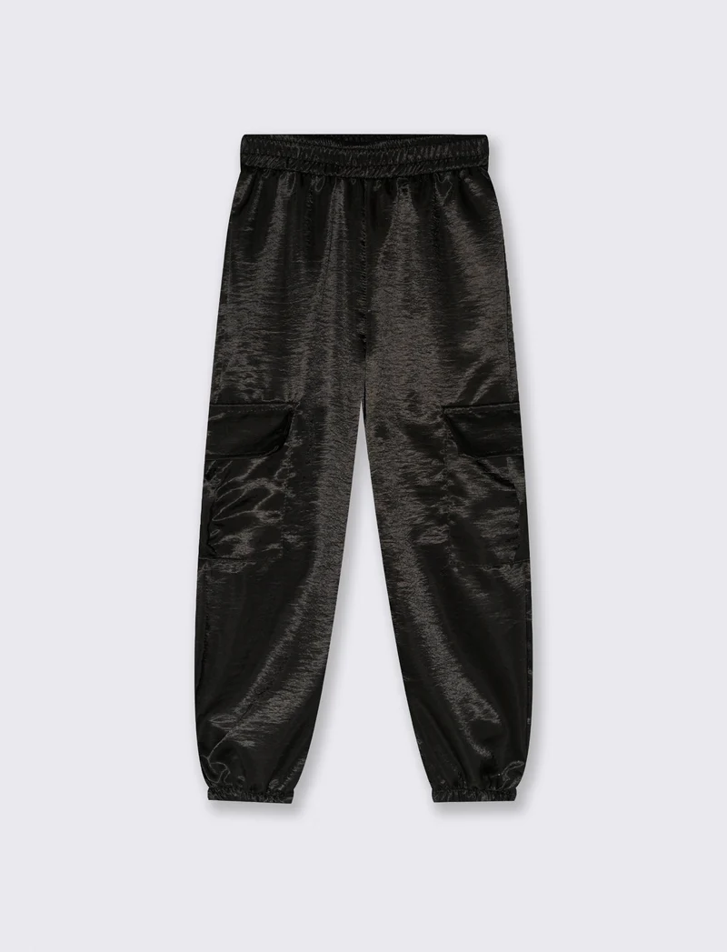 Pantaloni in tessuto lucido. - Nero
