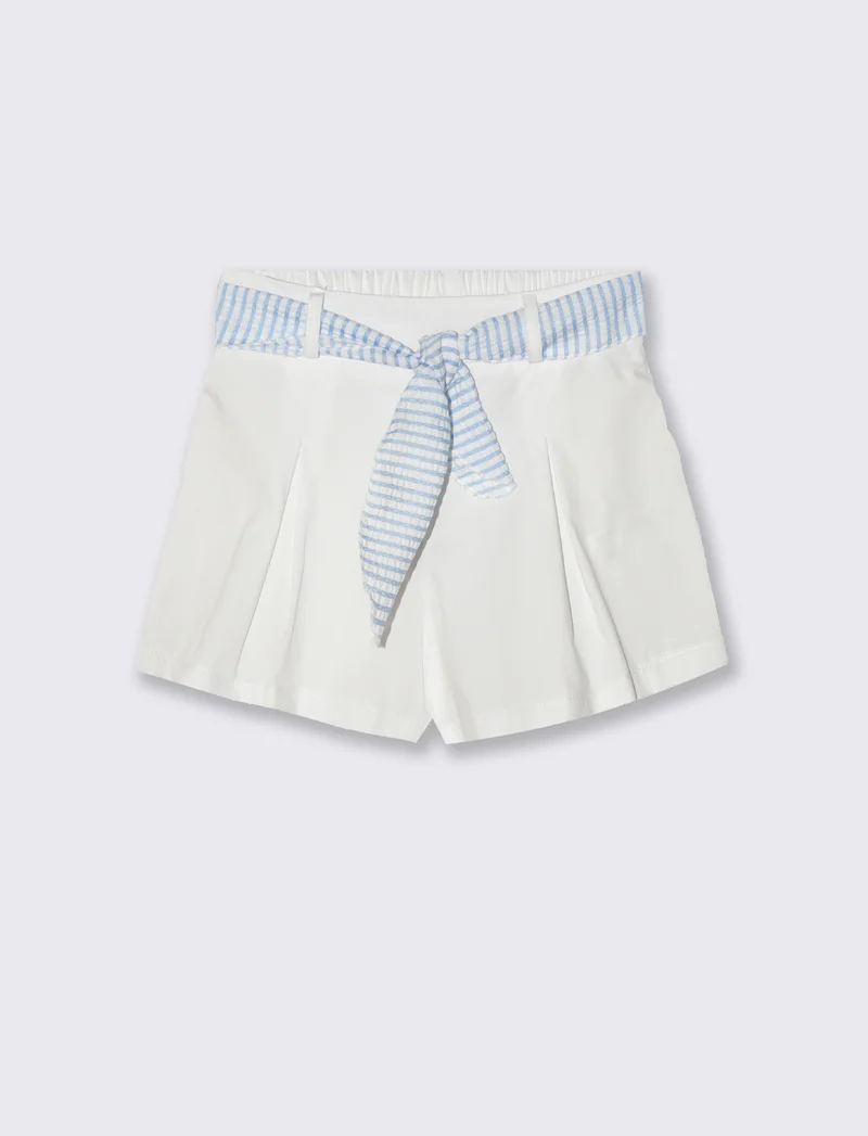 Short elastico da bambina con cintura in tessuto a contrasto. - Bianco