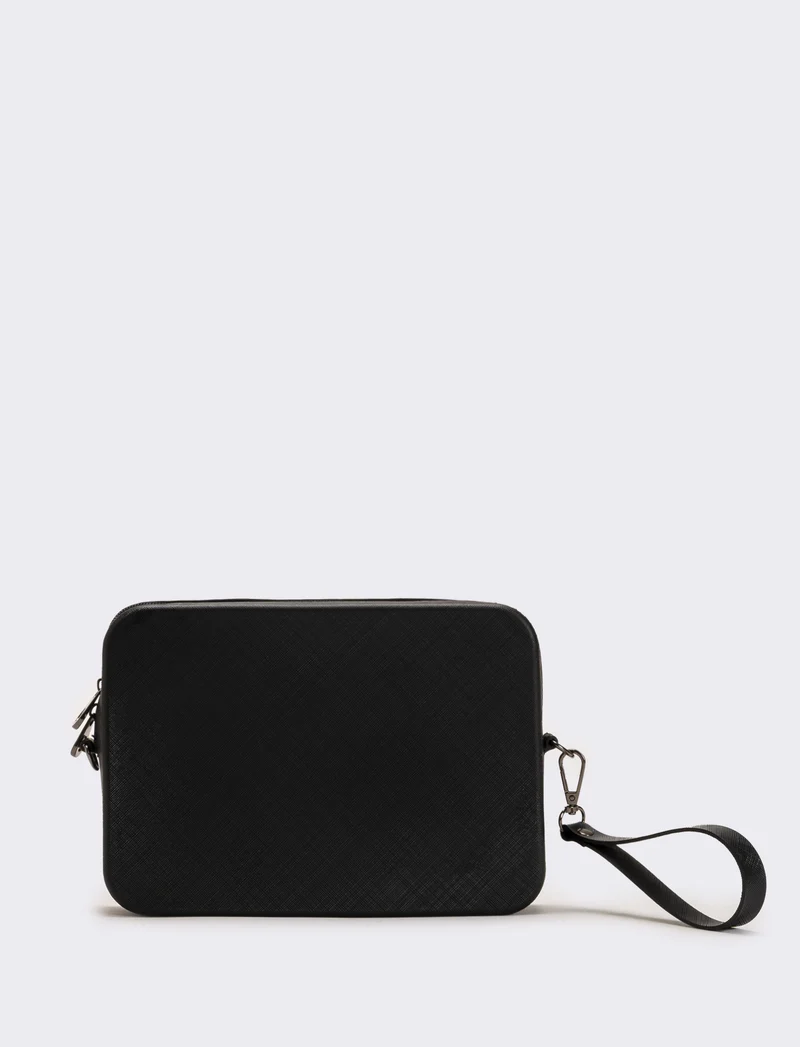 Borsa pochette uomo gommata con stampa saffiano,tracolla e maniglia - Nero