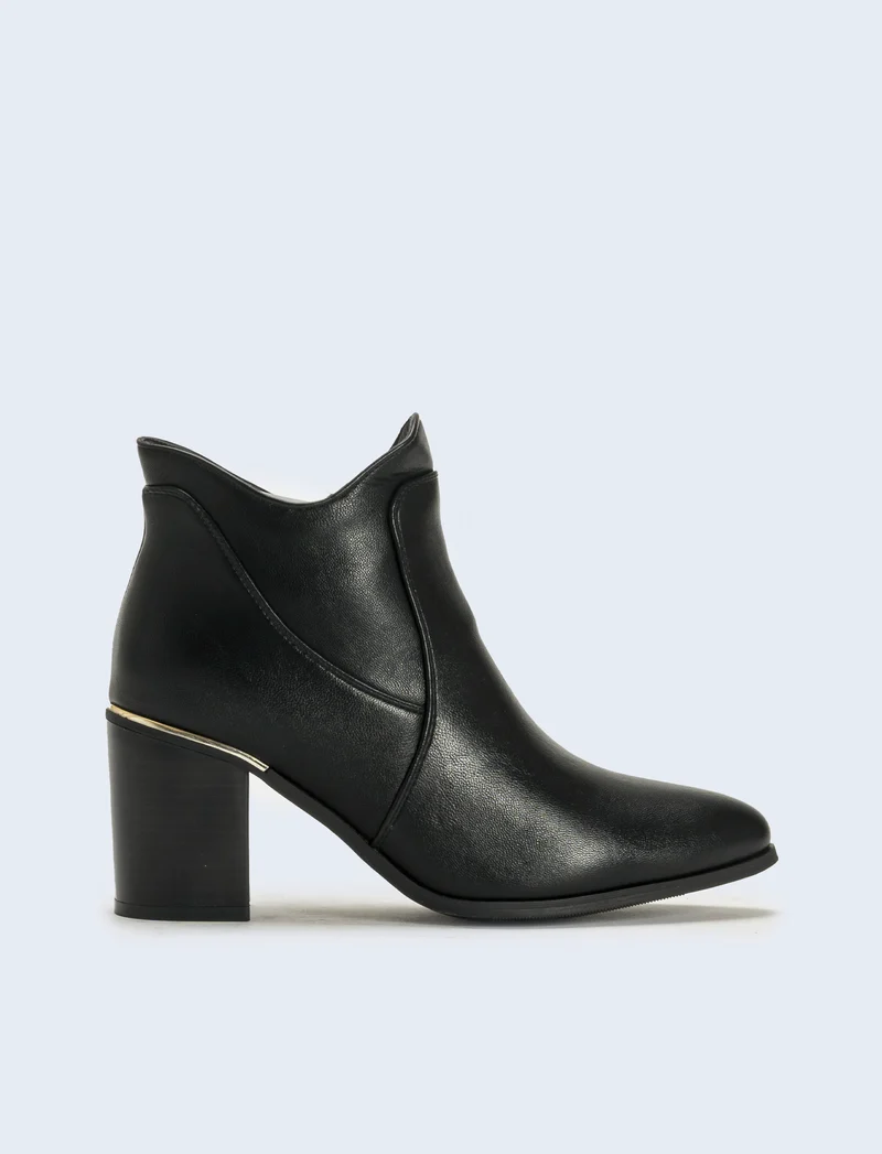 Tronchetto da donna con scollo particolare - Nero