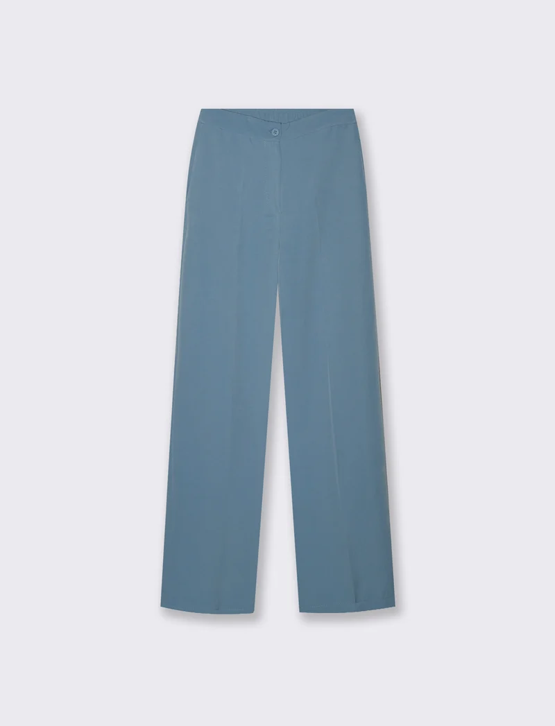 Pantalone classico a gamba dritta con pieghe frontali e chiusura con bottone. - Denim
