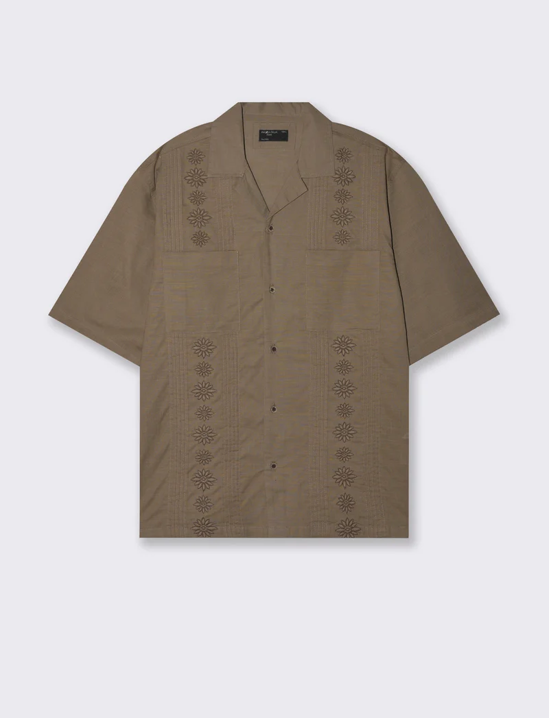 Camicia con ricami e doppio taschino da uomo - Grigio fango