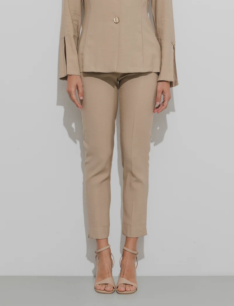 Pantalone regular con bottone gioiello - Cammello