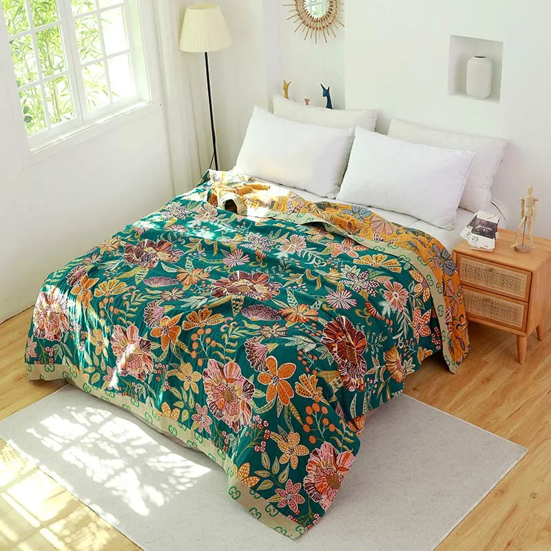 Morbida trapunta reversibile in cotone con motivo floreale di lusso.