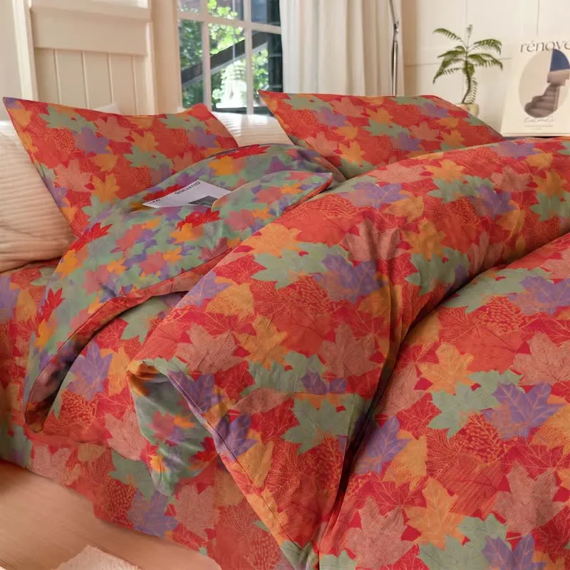 Set di biancheria da letto con copripiumino in cotone con motivo a foglie d'acero colorate.