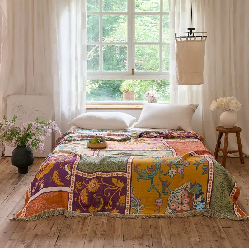 Trapunta boho in cotone patchwork con motivi floreali e nappe