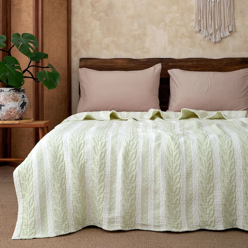 Trapunta in cotone con motivo a foglie scandinave