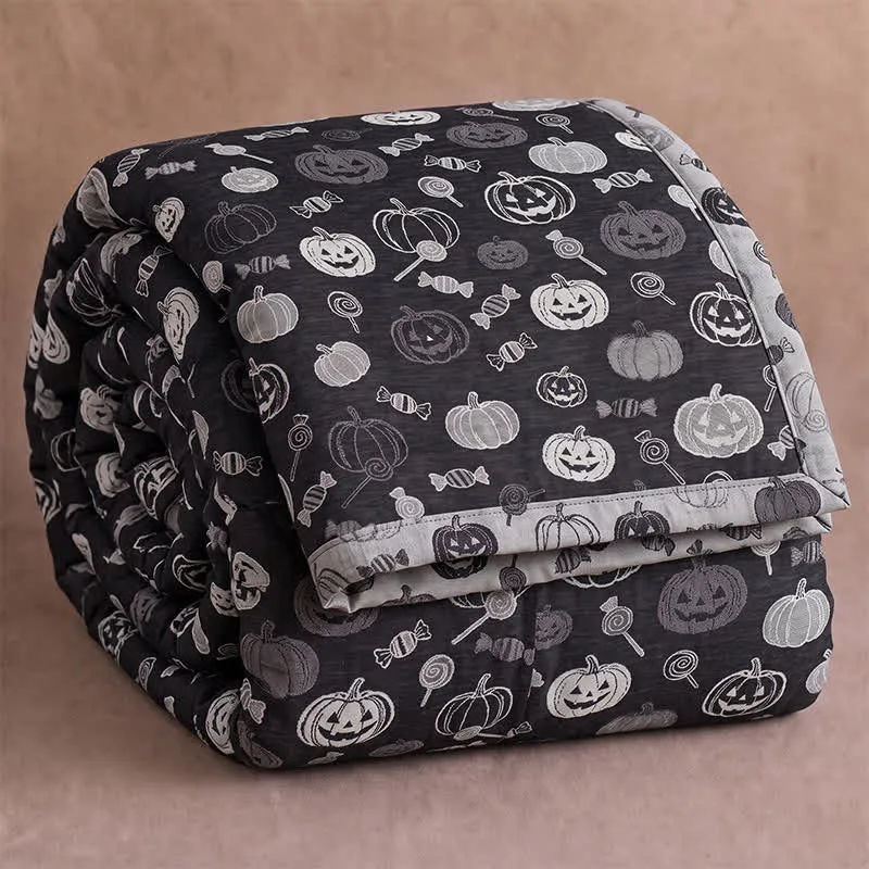 Coperta in cotone nera a forma di zucca di Halloween con motivo caramelle