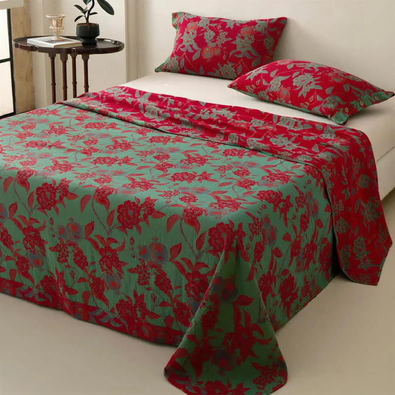 Lussuoso copriletto reversibile in mussola con motivo floreale.
