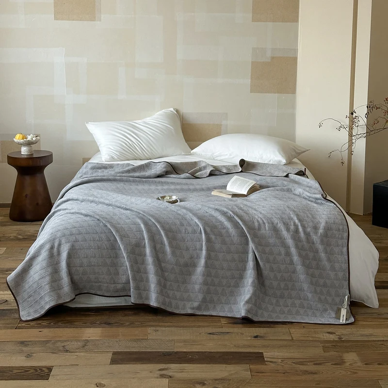Trapunta in cotone neutra e minimalista con motivo geometrico a rombi