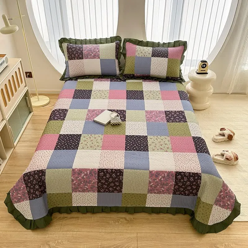 Copriletto in twill di cotone con bordo a volant e lavorazione patchwork