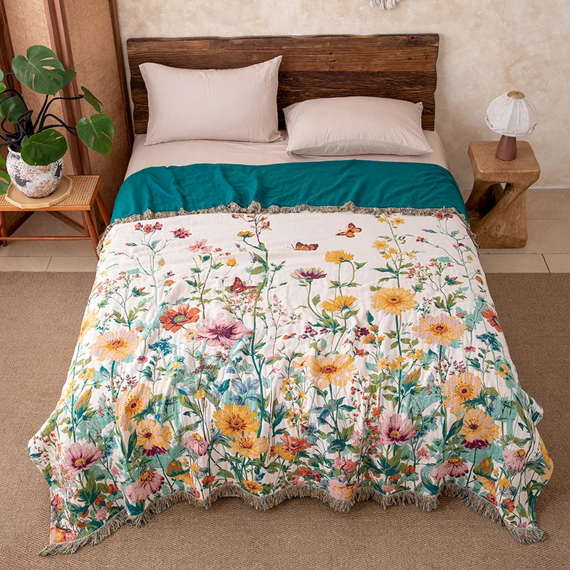 Trapunta reversibile in garza con frange e motivo floreale ad acquerello