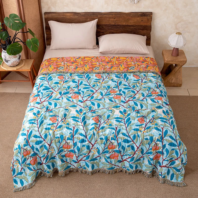 Trapunta reversibile in garza con frange e motivo botanico vintage