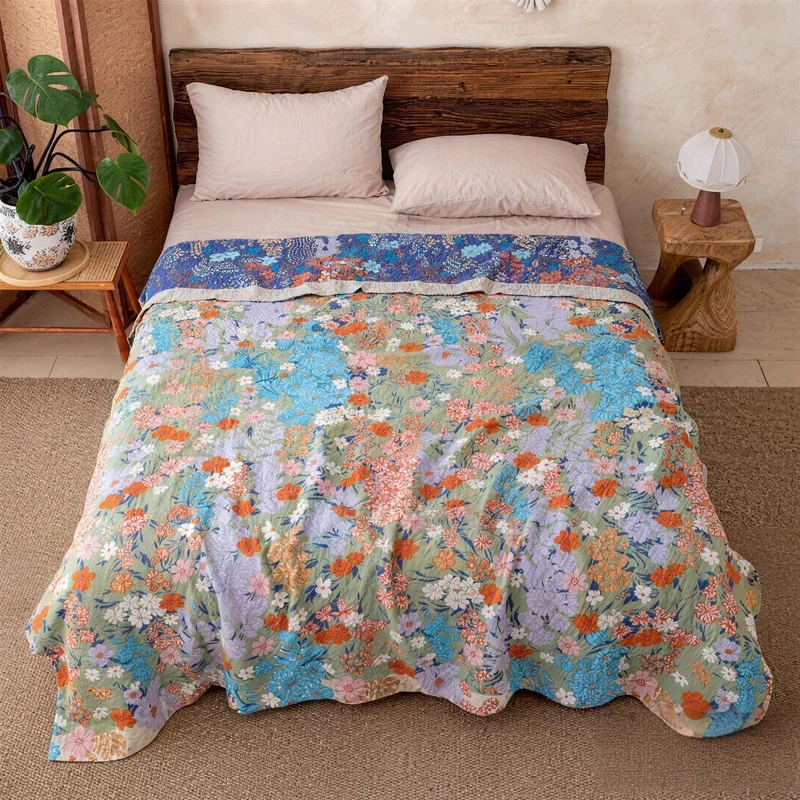 Trapunta in garza multicolore con motivo floreale primaverile