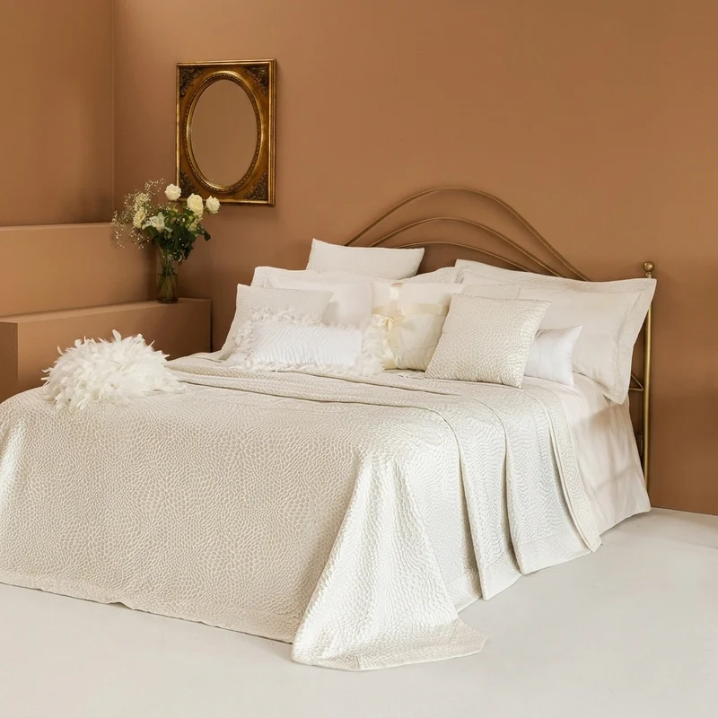 Copriletto Matrimoniale Elegante Battaglia 270x270 - Modello Bao