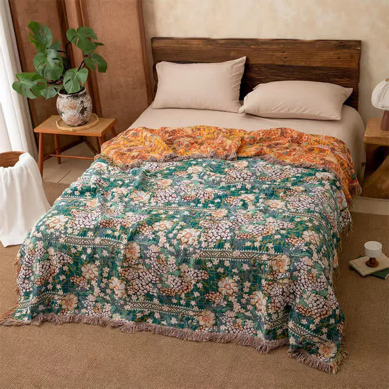 Trapunta reversibile in mussola con motivi botanici e frange in stile retrò