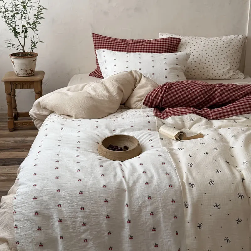 Set di biancheria da letto in morbido e accogliente cotone lavato con motivo a quadretti di ciliegie