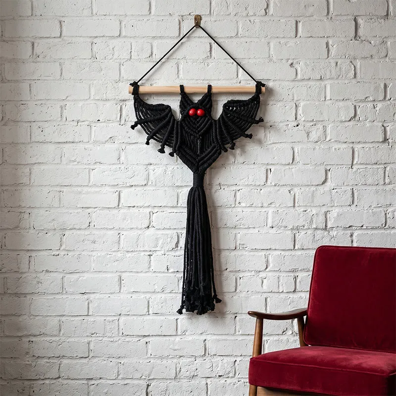 Decorazione da parete a forma di pipistrello in macramè gotico con nappe