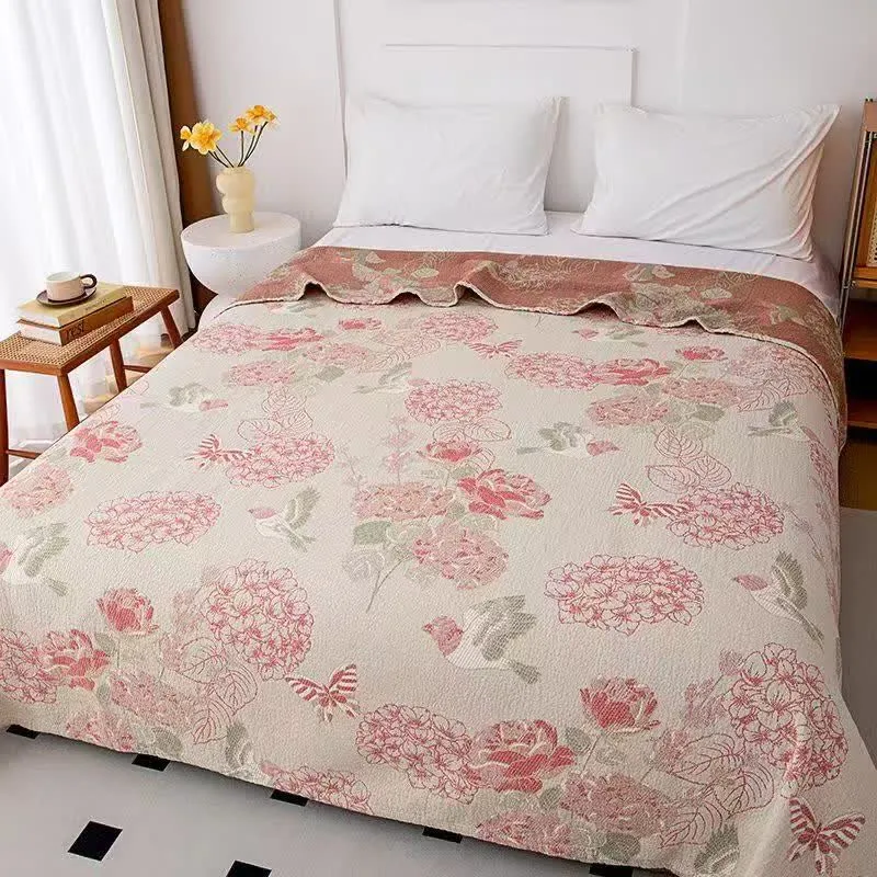 Trapunta jacquard color rosa pastello con ortensie