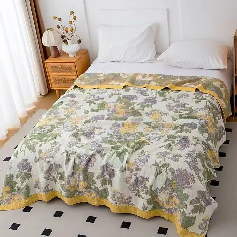 Trapunta in garza jacquard con motivo floreale lilla e senape