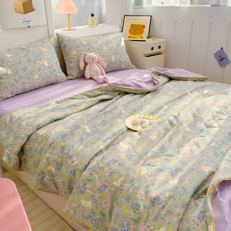 Trapunta in cotone con coniglietto da favola e fiori
