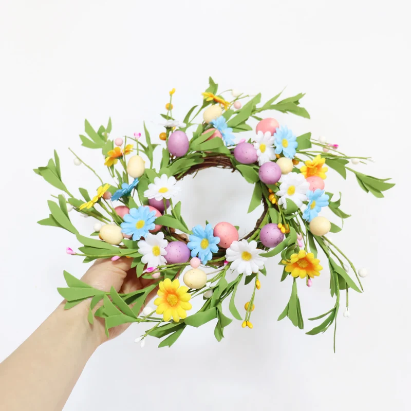 Corona di candele a forma di uovo di Pasqua con fiori di campo