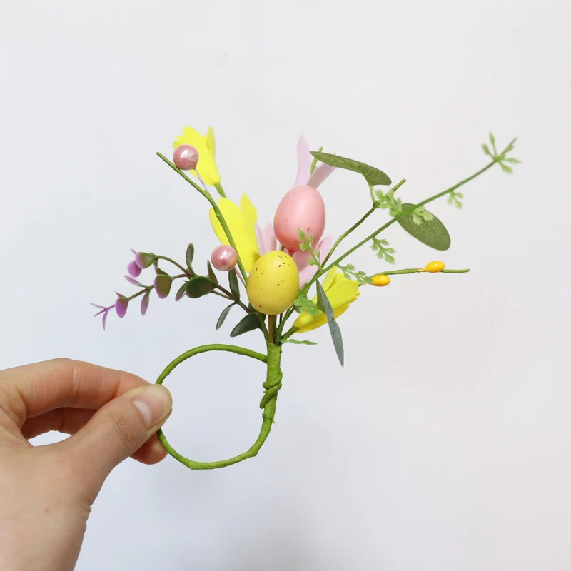 Set di anelli per tovaglioli con uova di Pasqua e forsizia primaverile