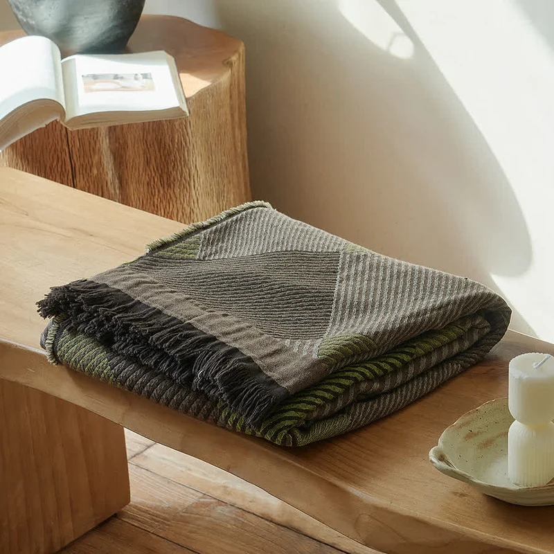 Coperta in cotone a righe sottili con nappe