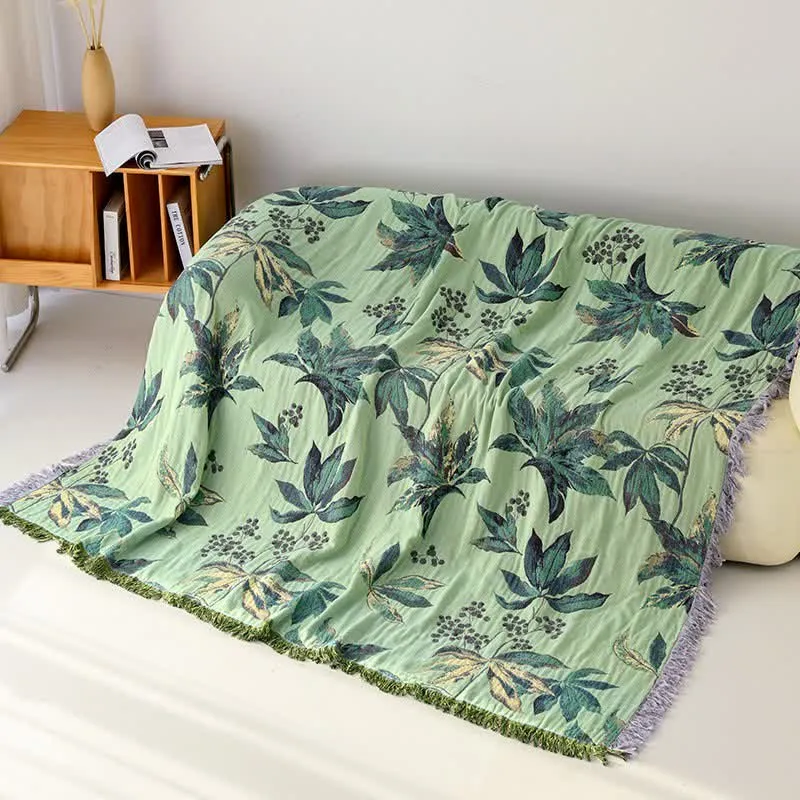 Coperta in garza di cotone con foglie e bacche botaniche