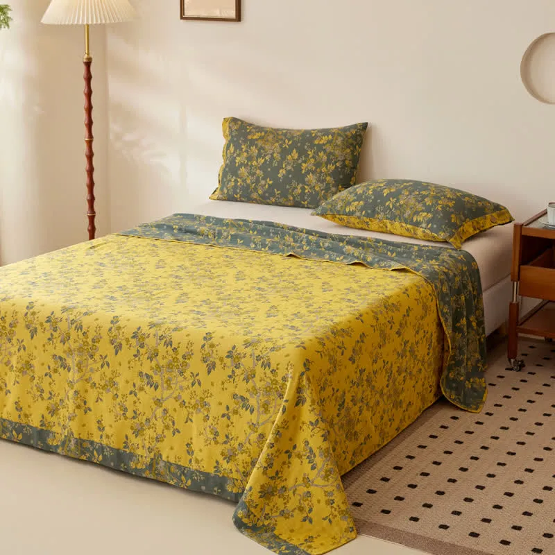 Copriletto reversibile in garza di cotone tinto in filo, stile vintage, con fiori di prugna