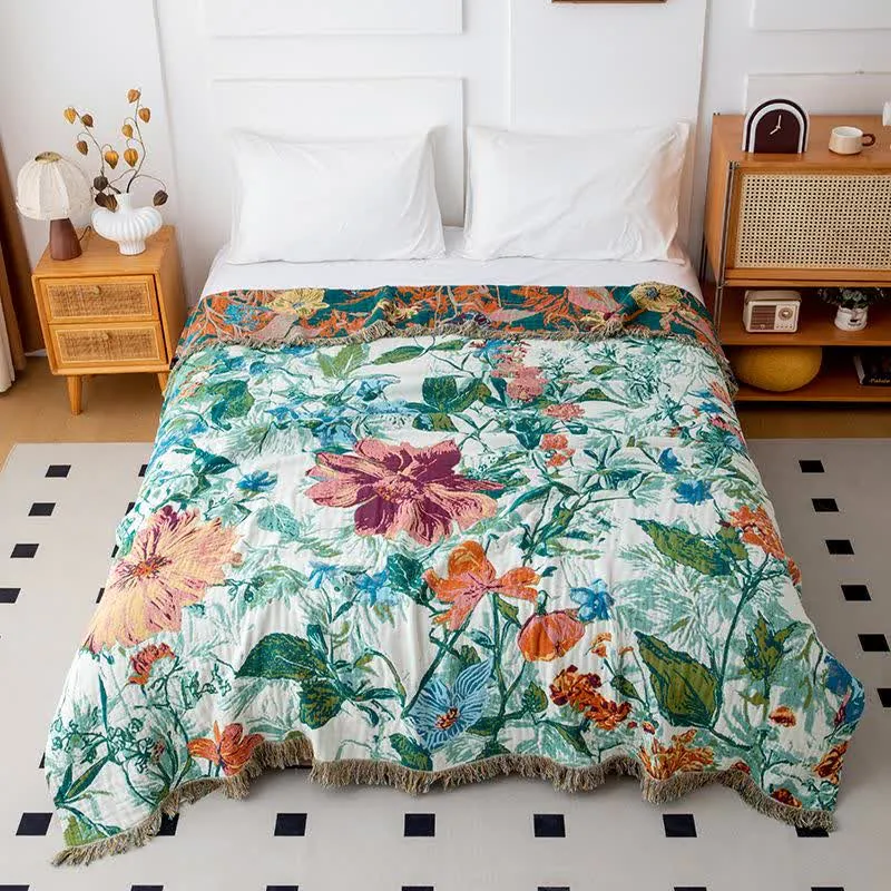 Trapunta con nappe in cotone con fiori di campo verde