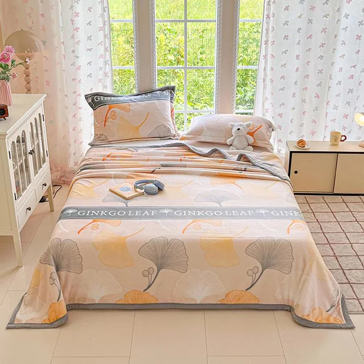Coperta calda e accogliente con foglie di ginkgo