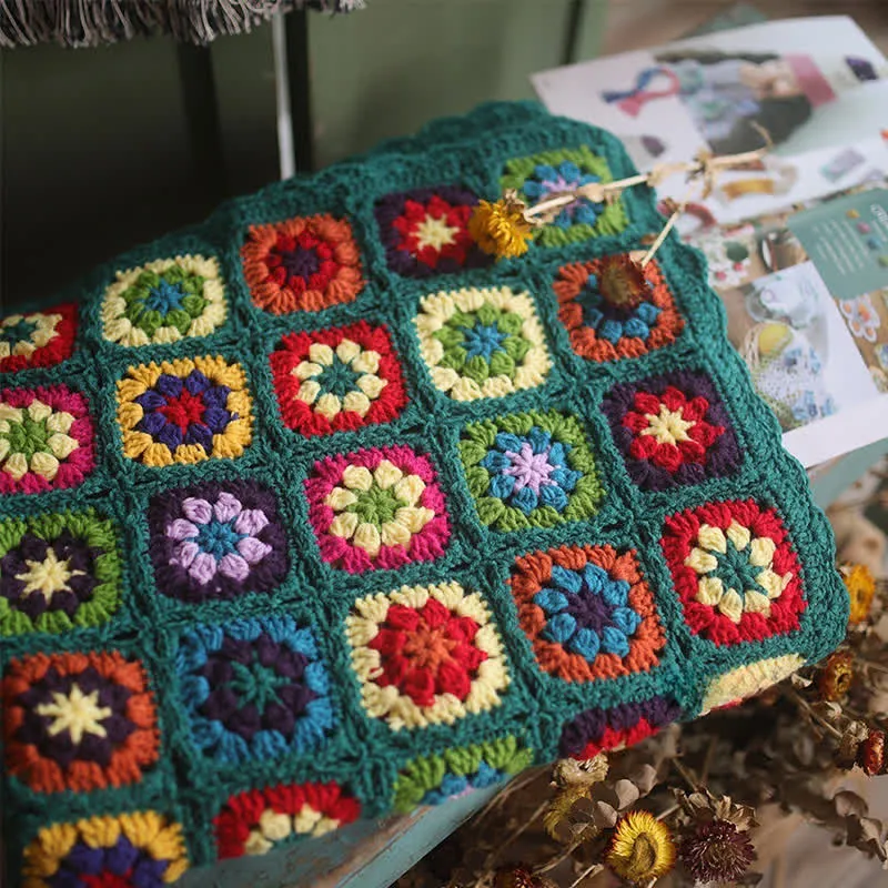 Coperta con bordo all'uncinetto intrecciato a mano con motivi floreali retrò