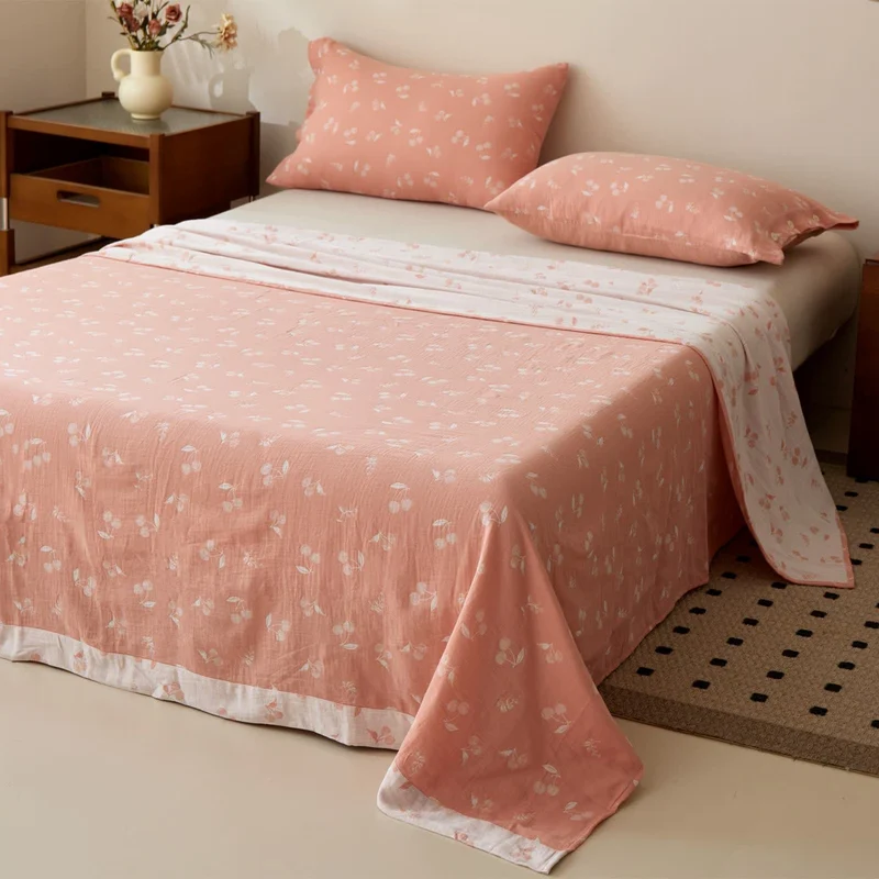 Copriletto in garza di cotone jacquard color ciliegia